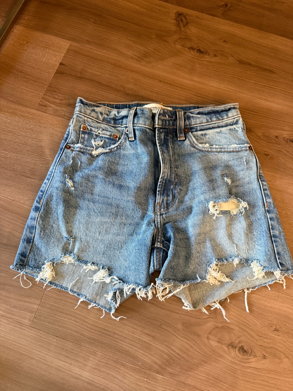 Abercrombie & Fitch high rise 4” short